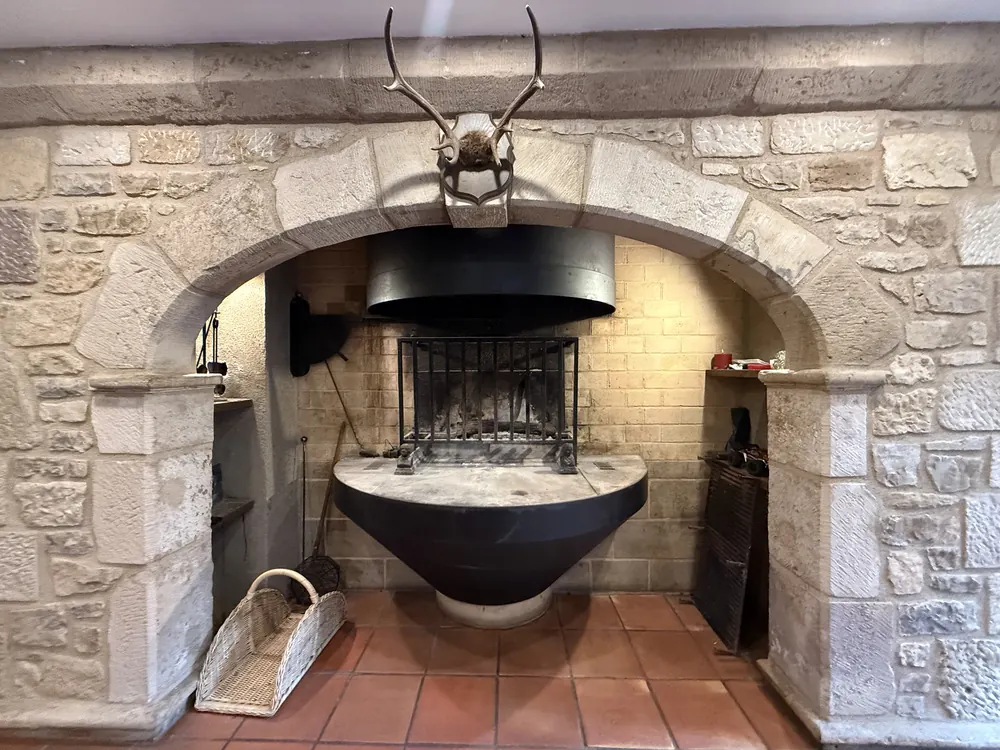 Cheminée monumentale en pierre
