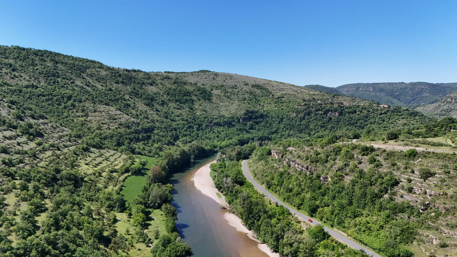 Rivière et gorges vues du ciel, à proximité des Raspes en Aveyron